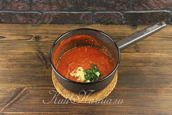 Чеснок и базилик в томатном соусе