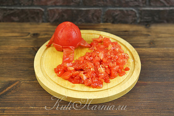 Снимаем кожицу с томатов и режем их на кусочки