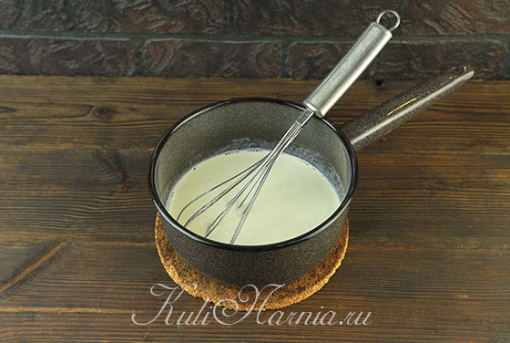 Сливки с молоком и сахаром ставим на плиту