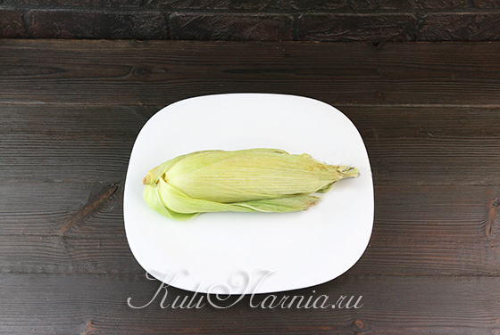 Выкладываем кукурузу в початке на тарелку