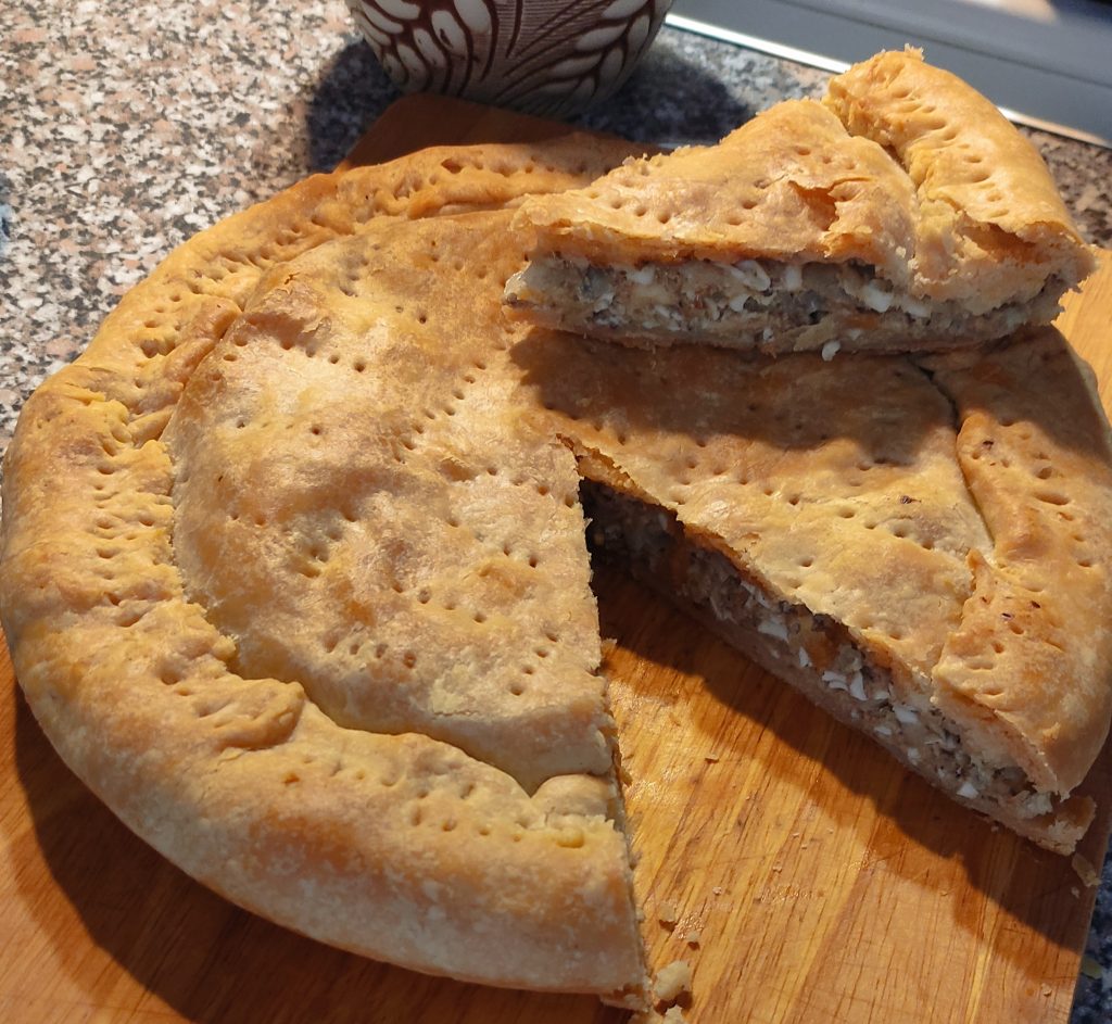 Пирог с рыбными консервами рецепт - Кулинарния